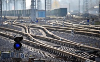 Поезд сошел с рельсов на полной скорости, много пострадавших