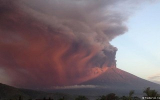 На Бали вулкан выкинул столб дыма высотой до трех километров
