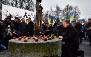 Уже второй солдат упал в обморок во время выступления Порошенко