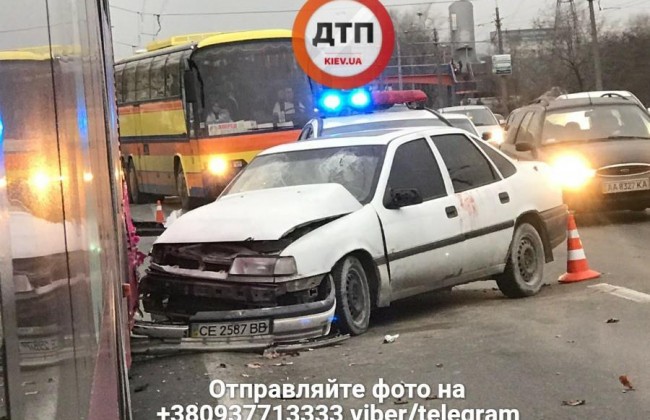В столице водитель легковушки протаранил троллейбус