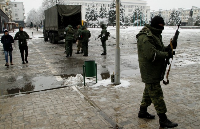 В сети показали колонны боевиков «ДНР», которые покидают Луганск (видео)