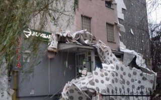 В Киеве со стены многоэтажки отвалился утеплитель