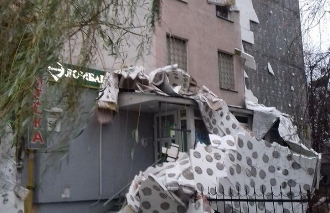 В Киеве со стены многоэтажки отвалился утеплитель