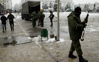 В сети показали колонны боевиков «ДНР», которые покидают Луганск (видео)
