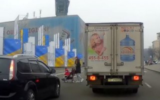 Киевлян шокировала мать с младенцем, которая пересекла 8 полос в недозволенном месте (видео)