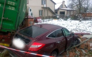 Фура на полной скорости влетела в жилой дом
