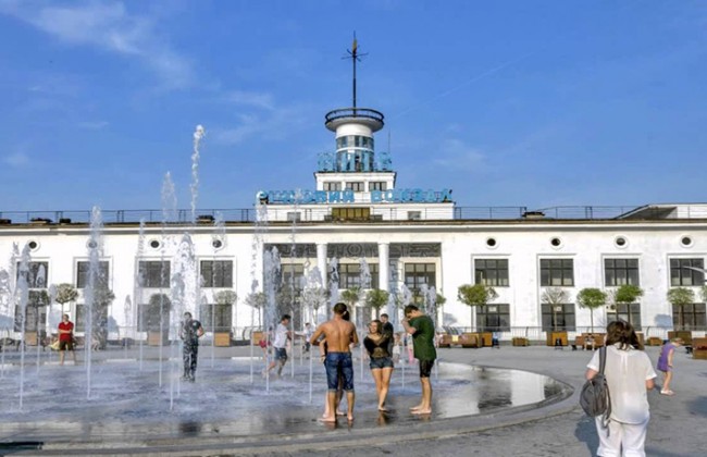 Речной вокзал в Киеве может обвалиться в любой момент