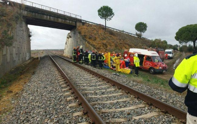 В Испании непогода привела к крушению поезда, есть пострадавшие