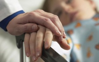 «Залечила» до смерти: горе-мать не уберегла от туберкулеза собственного сына