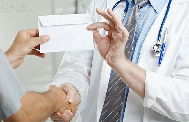 Завотделением областной больницы пойман на взятке