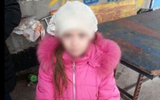 Восьмилетняя девочка вызвала полицию, чтобы защититься от пьяного друга отца