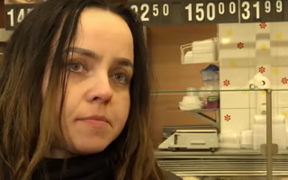 Живет в супермаркете и моется в туалете: женщина поселилась в непривычных условиях (видео)