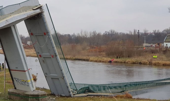 Обрушился столичный пешеходный мост в Чехии, есть пострадавшие (фото, видео)