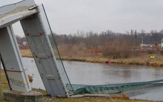 Обрушился столичный пешеходный мост в Чехии, есть пострадавшие (фото, видео)