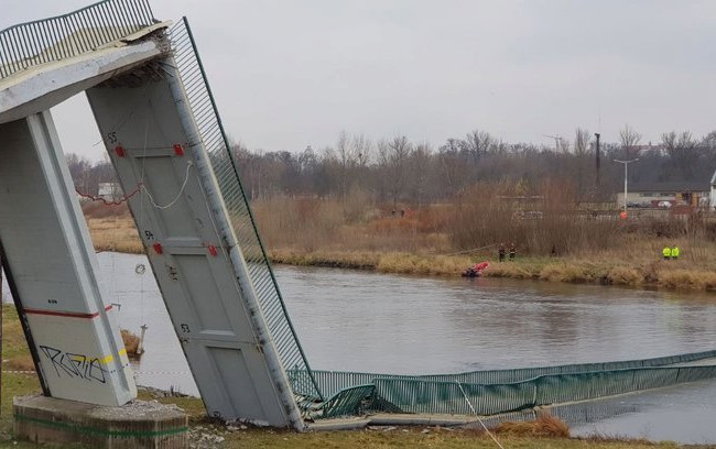 Обрушился столичный пешеходный мост в Чехии, есть пострадавшие (фото, видео)