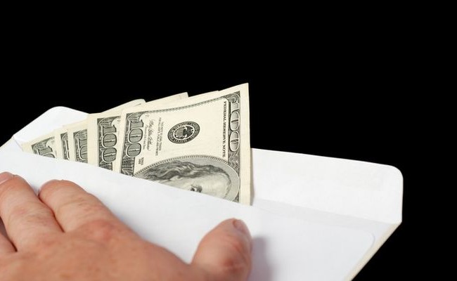 На границе с Россией задержали мужчин, предлагавших взятку пограничникам