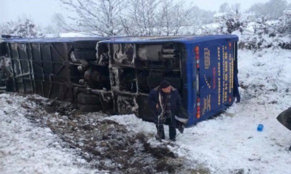 Под Львовом в кювет слетел автобус с пассажирами (фото)