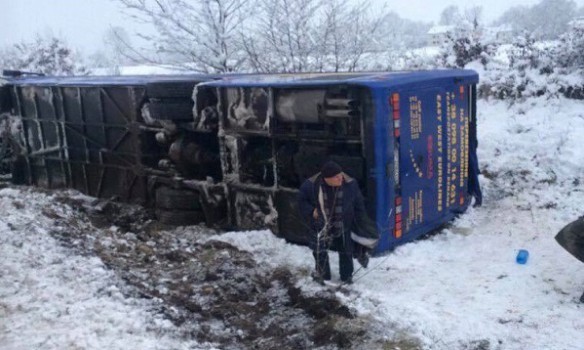 Под Львовом в кювет слетел автобус с пассажирами (фото)