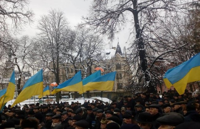 Под Львовской ОГА собралось около 300 бывших милиционеров
