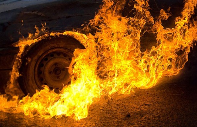 Неизвестные в Днепропетровской области подожгли машину депутата