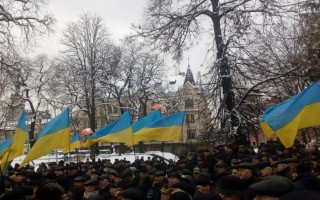 Под Львовской ОГА собралось около 300 бывших милиционеров