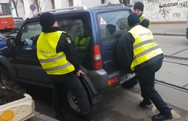 «Герой парковки»: как полиция убрала с дороги водителя-нарушителя (фото)