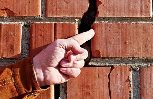 Жилой дом с сотнями киевлян может «рухнуть» в любой момент