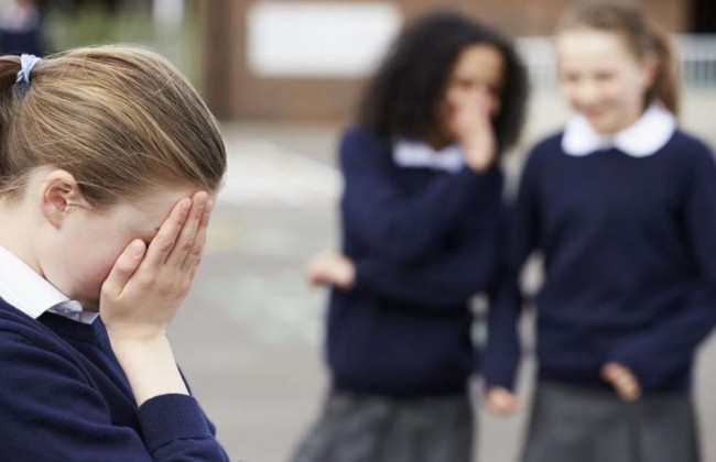 Размахивала ножницами перед лицом: пятиклассница запугала до смерти всю школу