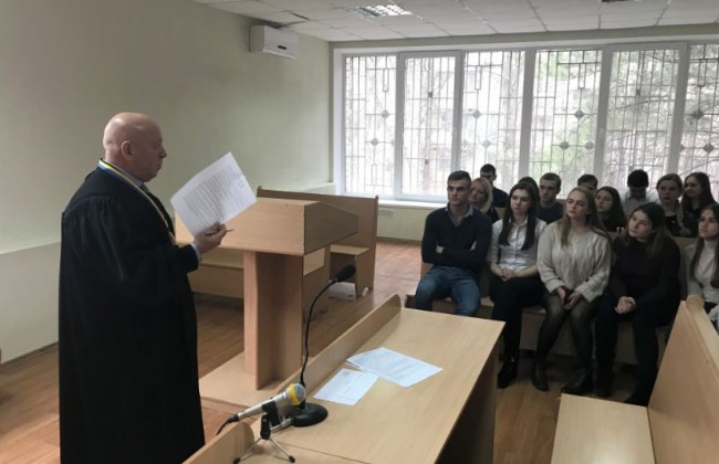 В Индустриальном райсуде Днепропетровска провели День открытых дверей