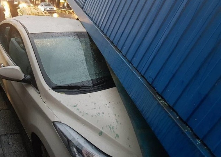 В Киеве МАФ  раздавил автомобиль (фото)