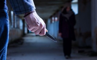 В столице мужчина угрожал ножом сожительнице, чтобы помириться (фото)