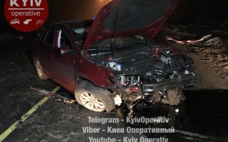На Богатырской автомобиль влетел в отбойник