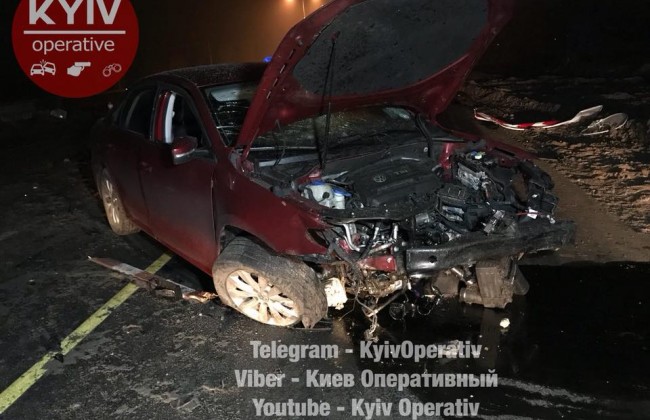 На Богатырской автомобиль влетел в отбойник