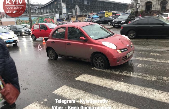 На Подоле автомобиль сбил троих на остановке