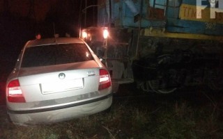 Локомотив на полной скорости протаранил автомобиль: водитель чудом выжил