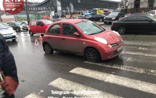 На Подоле автомобиль сбил троих на остановке