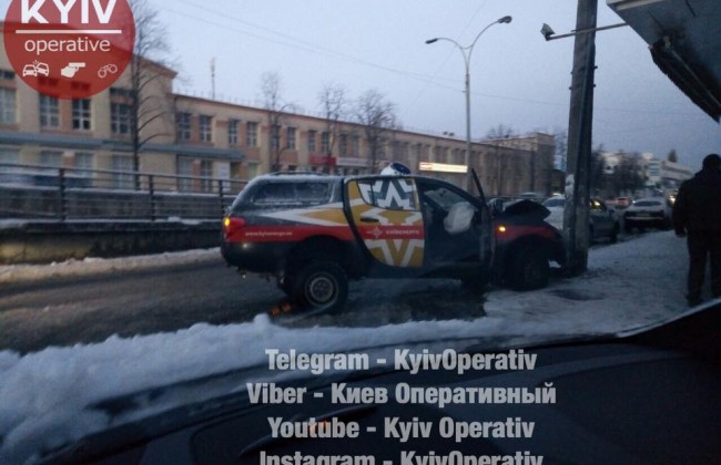 ДТП с участием автомобиля «Киевэнерго»: внедорожник не заметил столб (фото)