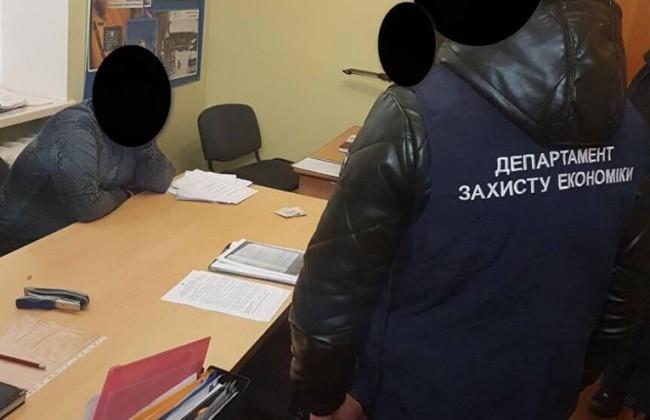 Чиновника Каменец-Подольской РГА поймали на взятке