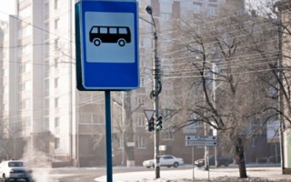 Не выдержала натиска стихии: на Троещине рухнула остановка (фото)