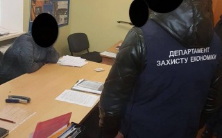 Чиновника Каменец-Подольской РГА поймали на взятке