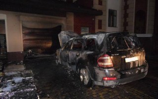 Неизвестные в Ровно подожгли автомобиль депутата (фото)