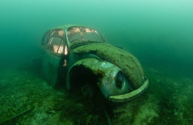 Автомобили массово тонут: на одной из столичных улиц образовалось озеро (фото)