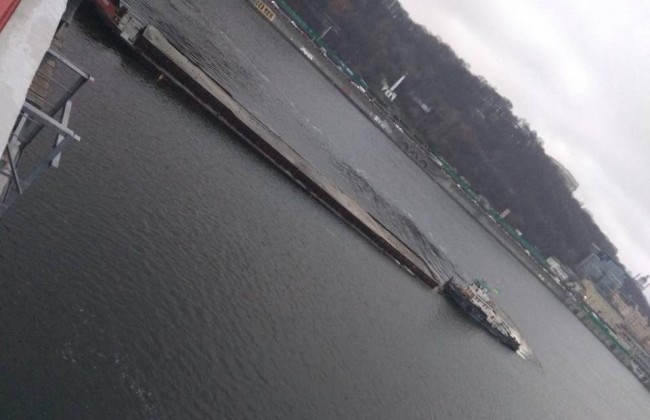 В Киеве загруженная баржа врезалась в мост с пешеходами (фото)