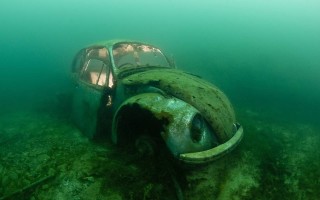 Автомобили массово тонут: на одной из столичных улиц образовалось озеро (фото)
