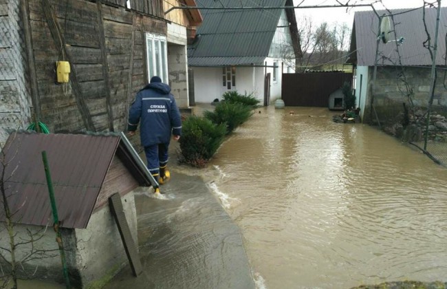 На Закарпатье из-за непогоды затоплены дороги и дома