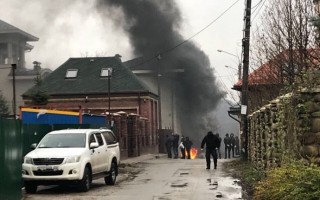 В Киеве под домом экс-министра активисты подожгли шины