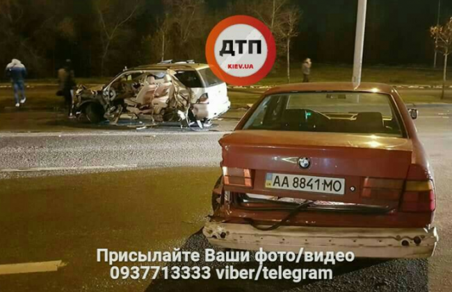 В Киеве эвакуатор вдребезги разнес Mercedes