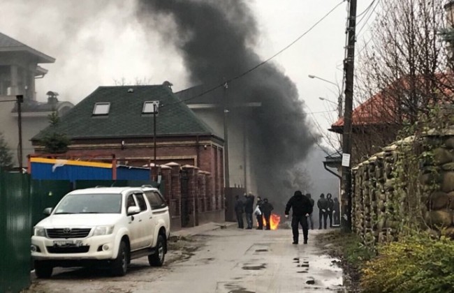 В Киеве под домом экс-министра активисты подожгли шины
