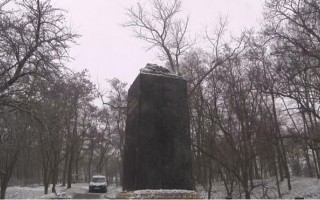 Злоумышленники с помощью сена украли бюст украинского писателя (фото)