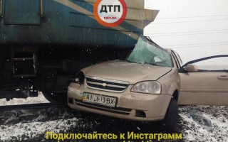 Под Киевом поезд снес автомобиль на переезде